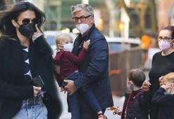 Alec Baldwin ailesiyle gezintide
