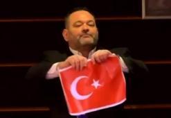 Türk bayrağı yırtan ırkçı vekil ülkesine iade edilecek!