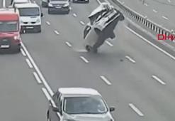 Ukrayna'da kopan troleybüs elektrik tellerine takılan araba takla attı