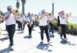 Sokak konserleri Ada’ya neşe kattı