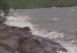 Çıldır Gölü'nde dalgalar oluştu