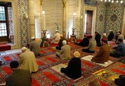 Namaz Sureleri Sırası - 5 Vakit Namazda Okunan Dualar ve Sureler Nelerdir? Sırayla Bütün Namaz Sureleri ve Duaları