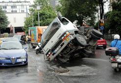 Şişli'de kamyon devrildi; sürücü kazadan yara almadan kurtuldu