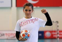 Türkiye'nin konuştuğu genç hentbolcu Merve Akpınar'a, SEY Vakfı tarafından eğitim ve spor bursu verilecek