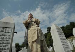 Srebrenitsalı aileler, evlatlarının mezarı başında dua ediyor