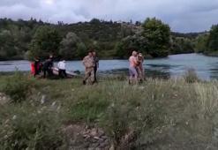 Çayın ortasında mahsur kalan 2 arkadaşı itfaiye botla kurtardı