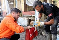 Selde çamurun altında kalan Türk bayrağını yıkayıp öperek yeniden astılar