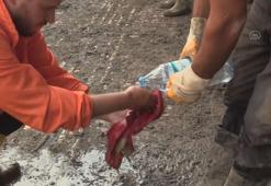 Selde çamurun altında kalan Türk bayrağını yıkayıp öperek yeniden astılar