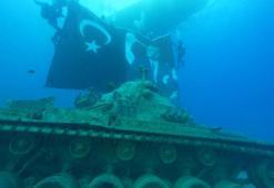 Deniz altında 45 tonluk tankla 'Zafer' pozu