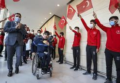 Tokyo Paralimpik Oyunları'nda madalya kazanan masa tenisçiler,  Ankara'da çiçeklerle karşılandı
