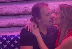 Tolga Karel eşini öpücüklere boğdu