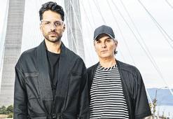 Modellere taş çıkardı