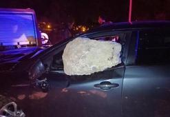 Otomobilin çarptığı kaya parçası cama saplandı