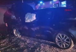 Otomobilin çarptığı kaya parçası cama saplandı