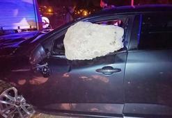 Feci kaza! Kaya parçası otomobilin camına saplandı
