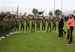 Son dakika haberleri: Ahmet Ağaoğlu, kadın futbol takımını ziyaret etti