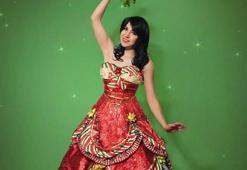 Hediye paketlerinden elbise modası başlattı