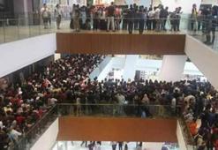 Malezya'da akıllı telefon indirimi izdihama sebep oldu