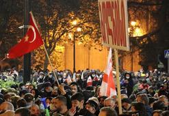 Gürcistan'da tutuklu Saakaşvili'ye destek yürüyüşü