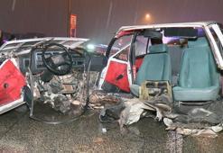 Kamyona çarpan otomobil ikiye bölündü! 2 ağır yaralı
