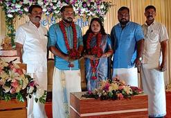 Marx ve Lenin, Hindistan'daki düğünde damat Engels'i yalnız bırakmadı