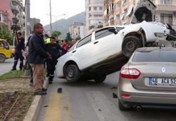 Mersin'de iki otomobil çarpıştı: 3 yaralı