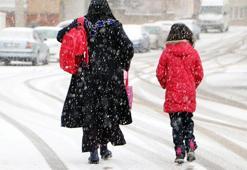 Erzurum, kar yağışıyla bembeyaz oldu