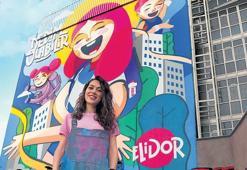 Pembe Saçlı Kız Kadıköy Meydanı’nda