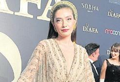 Kırmızı halı şıklığı