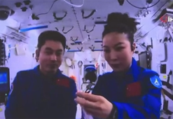 Çinli astronotlardan öğrencilere uzayda su içme dersi