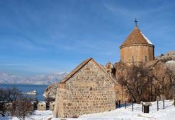 Akdamar Adası'nda seyrine doyumsuz kış manzarası