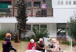 Manavgat'ta dere taştı, evlerini su basanlar botla kurtarıldı