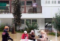 Manavgat'ta dere taştı, evlerini su basanlar botla kurtarıldı