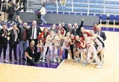 Kasaba’nın kızları mutlu