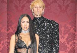 Nişanlı çift defilede