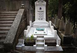 Azra Erhat'ın mezarına ikinci saldırı