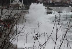 Batı Karadeniz’de fırtına! Dalgalar 7 metrelik istinat duvarını aştı