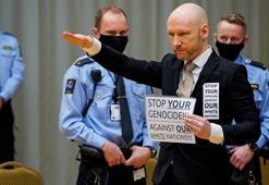 Seri katil Breivik’ten mahkemede Nazi selamı!