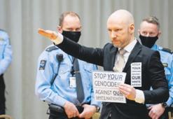 Mahkemeye Nazi selamıyla girdi!