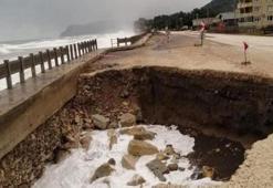 Dev dalgalar, Karadeniz Sahil Yolu’nun yarısını götürdü