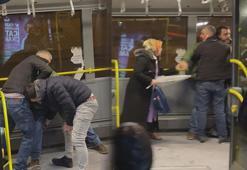 Metrobüste bıçaklı dehşet! Kadınla çocuk, araya girmeye çalıştı