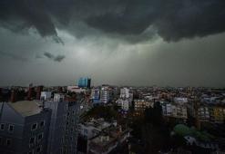 Antalya gece karanlığına büründü, denizde dev dalgalar oluştu