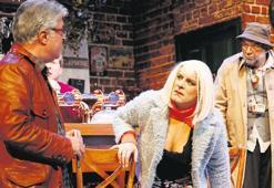 Kadın rolüyle izleyici karşısında