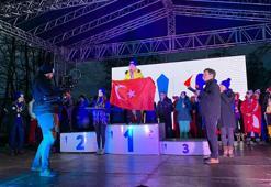 Deniz Kayadelen buz yüzmede dünya şampiyonu