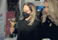 Ödülü sevgilisine adadı