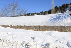 Evler görünmez oldu! 40 yıl sonra kar heyecanı
