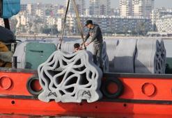 3D yazıcıyla üretilen yapay resifler Mersin’de denize bırakıldı