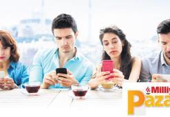 Cepteki tehlike! Hayattaki hazlar azaldıkça telefonlara bağlandık