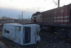 Kırklareli'nde can pazarı! Tren, işçi servisine çarptı