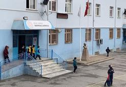 Öfkeli veli, öğrencilerin gözü önünde öğretmeni darp etti